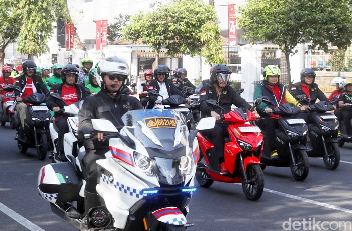 Konvoi motor listrik merupakan rangkaian dari Pameran Kendaraan Bermotor Listrik di Monas. Sejumlah menteri turut serta di konvoi tersebut.