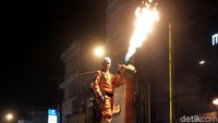 Petugas pemadam kebakaran menampilkan atraksi bermain api di perayaan malam Tahun Baru Islam 1441 Hijriah di Karawang, Jawa Barat, Sabtu (31/8/2019).