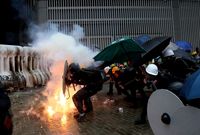Hong Kong Ditelan Kaos: Muncul Api, Gas Air Mata, dan Molotov