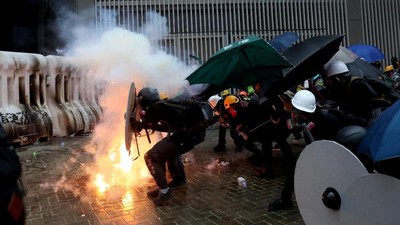 Akhir Pekan di Hong Kong Diwarnai Gas Air Mata Hingga Bom Molotov