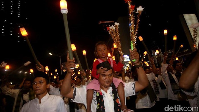 Ribuan peserta pawai obor elektrik meriahkan acara Jakarta Muharram Festival. Mereka melakukan longmarch dari Silang Monas ke Bundaran HI.