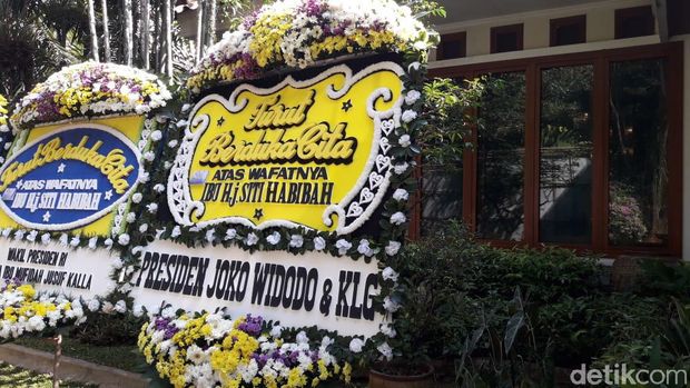 Ibunda SBY Wafat, Karangan Bunga dari Jokowi-Prabowo Berjejer di Cikeas