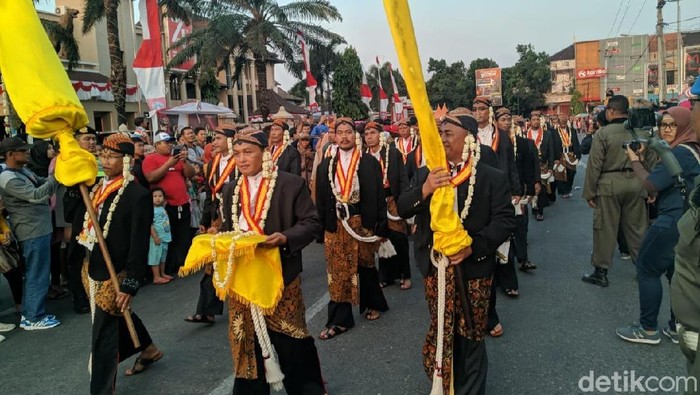 Pemkab Ponorogo setiap tahun menggelar Grebeg Suro untuk menyambut 1 Suro. Salah satu prosesi yang dikakukan yakni kirab pusaka.