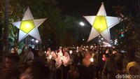 Pantauan detikcom, Sabtu (31/8/2019) malam, selepas salat isya atau sekitar pukul 19.30 WIB, masyarakat Ciamis berangkat dari beberapa desa dan kelurahan di kawasan perkotaan Ciamis menuju Alun-alun. Mereka dari Kelurahan Linggasari, Kelurahan Maleber dan Kelurahan Ciamis.