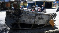 Penampakan salah satu bangkai mobil yang hangus terbakar imbas aksi unjuk rasa yang terjadi di Jayapura, Papua, beberapa waktu lalu.