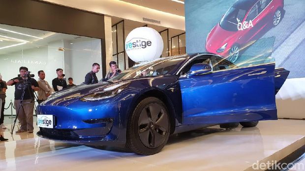 n di IndonesiaJakarta - Prestige Motorcars kembali memperkenalkan line up kendaraan ramah lingkungannya. Kali mobil yang dibawa oleh importir umum tersebut adalah Tesla Model 3. Model 3 adalah varian paling terjangkau dari lini Tesla yang ada saat ini.