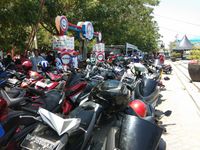 Mengular, Warga Makassar Antre Servis Gratis di Pantai Losari