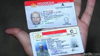 Surat Izin Mengemudi (SIM) kini bisa digunakan sebagai alat pembayaran elektronik. Smart SIM bisa diisi ulang laiknya uang elektronik lainnya. Foto: Lamhot Aritonang