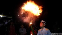 Anak-anak itu tahu tata cara pertunjukan tersebut sehingga kegiatannya berlangsung aman. Menurut Ilham, atraksi tersebut tradisi setiap memperingati Tahun Baru Islam. Kalau 1 Muharam saja. Banyak kok yang bisa atraksi seperti ini, sudah turun temurun, ucap Ilham.