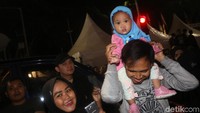 Warga yang datang tidak hanya berasal dari wilayah DKI Jakarta saja. Namun, ada juga yang sengaja datang dari kota penyanggah Jakarta semisal Tangerang, Bogor, Depok, dan Bekasi.