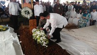 Peti jenazah langsung dibawa ke liang lahad. Petugas mulai memasukkan tanah ke makam untuk mengubur jenazah almarhumah pada pukul 14.19 WIB. Turut hadir di lokasi pemakaman Ketua DPP Demokrat Jansen sitindaon, mantan Wagub Jawa Barat Dede Yusuf, Menteri Agama Lukman Hakim Saifuddin, Waketum Demokrat Nurhayati Assegaf, Wakil Ketua DPR Utut Adianto, dan mantan Menteri Pemberdayaan Perempuan Meutia Hatta, hingga Wasekjen Demokrat Rachland Nasidik. Dok. Detikcom.