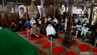 Keluarga Hingga Kerabat Melayat ke Rumah Duka Ibunda SBY