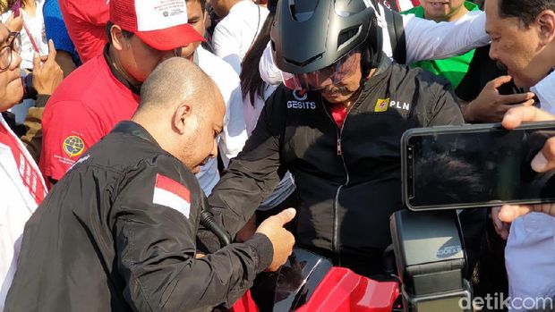 Luhut mencoba motor listrik