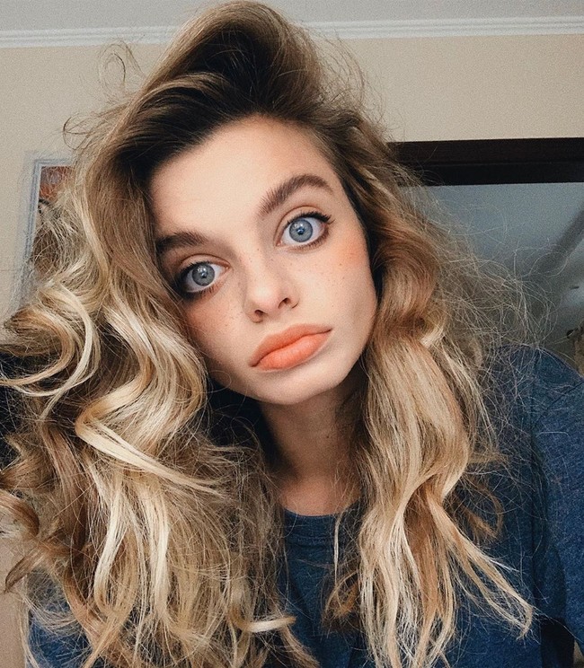 Ada juga yang berspekulasi bahwa itu masuk akal, mengingat Maria Oz adalah seniman visual yang kadang berbagi foto dirinya yang diedit, baik dengan leher yang sangat panjang atau dengan warna mata berbeda. Foto: Instagram