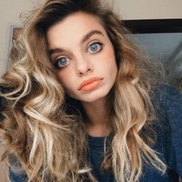 Ada juga yang berspekulasi bahwa itu masuk akal, mengingat Maria Oz adalah seniman visual yang kadang berbagi foto dirinya yang diedit, baik dengan leher yang sangat panjang atau dengan warna mata berbeda. Foto: Instagram