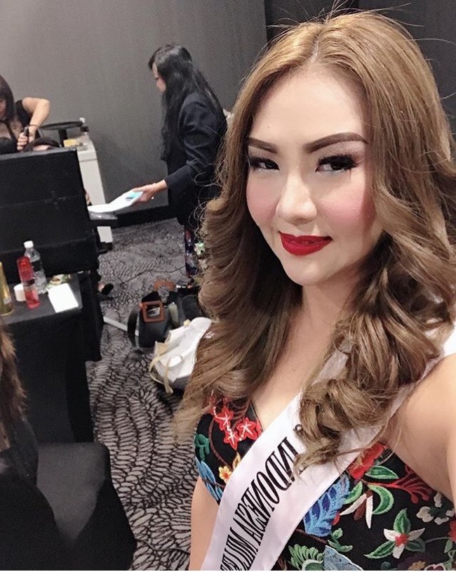 Pada 2019 Poppy mewakili Indonesia di Miss Millenium Universe, kontes kecantikan didirikan oleh Dato Reiss Tiara, yang juga pendiri Thereiss Branding dan Millennium World di Malaysia.  Foto: Instagram @realpoppykelly