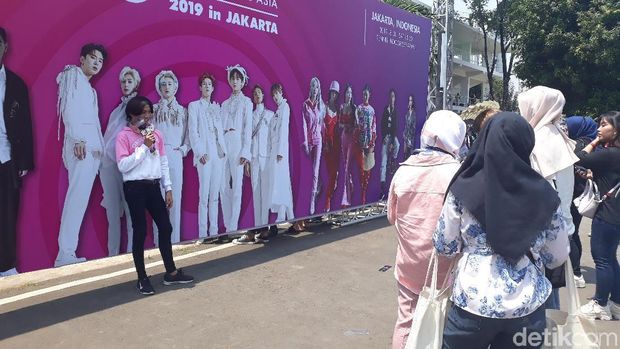 Antrian Mengular Sejak Pagi, Fans Siap Sambut MONSTA X dan MAMAMOO