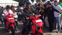 Sebanyak empat menteri Kabinet Kerja pagi ini menjajal motor listrik di Monumen Nasional (Monas), Jakarta Pusat, Sabtu (31/8/2019). Mereka adalah Menteri Koordinator Bidang Kemaritiman Luhut Binsar Pandjaitan, Menteri Perhubungan Budi Karya Sumadi, Menteri Perindustrian Airlangga Hartarto, dan Menteri Riset, Teknologi, dan Pendidikan Tinggi Mohamad Nasir.