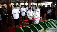 SBY menyambut langsung kedatangan JK. Mereka sempat bersalaman dan berpelukan. Selanjutnya, JK didampingi SBY hingga ke depan peti mati Ny Habibah. JK kemudian tampak berdoa sejenak.