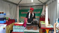 kerak telor, soto betawi, pecel, sate ayam, sop buntut dan berbagai cemilan dijual di Booth yang berjejer di sepanjang ruas Jalan MH Thamrin ini. (Tasya Khairally/detikcom)