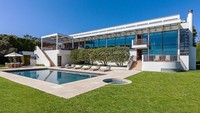 Rumah yang luasnya mencapai 1.300 meter persegi ini berada di pinggir pantai elit Malibu.