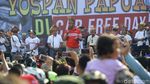 Keseruan Wiranto Nyanyi Bareng Masyarakat Papua di CFD