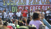 Wiranto mengutip imbauan Presiden Joko Widodo (Jokowi) agar semua pihak tenang dan berbicara dari hati. Wiranto pun menyebut masyarakat Indonesia bersaudara.