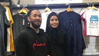 Bisnis baju kini digeluti Uki dan Meta. Foto: Hanif/detikHOT