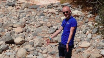 Batu ini terlihat seperti potongan daging raksasa. (Foto: Brightside)