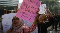 Aksi dilakukan saat Hari Bebas Kendaraan Bermotor (HBKB) di kawasan CFD, Bundaran HI, Jakarta, Minggu (1/9/2019).