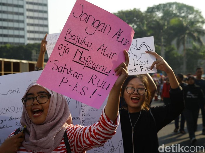 Sejumlah warga yang tergabung dalam Jakarta Feminis melakukan aksi mendesak DPR mengesahkan RUU PKS di kawasan CFD, Jakarta.