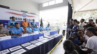 Adam (memakai baju oranye) saat ditunjukan ke media. Adam dihukum 8 tahun penjara pada tahun 2000. Sekeluar dari penjara, ia tidak kapok. Pada 2016 ia dihukum mati, tetapi dianulir oleh MA dan diganti dengan hukuman 20 tahun penjara.