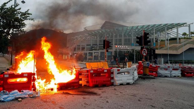 Pengunjuk rasa pro-demokrasi Hong Kong saat memblokir jalur ke Bandara Internasional Hong Kong