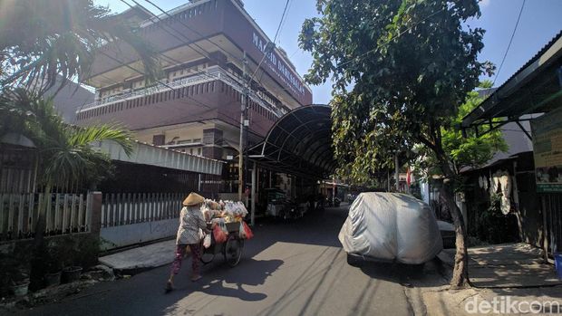 Ninggor cerita warga sekita juga ikut membantu prosesi kebaktian tutup peti untuk mendiang istrinya