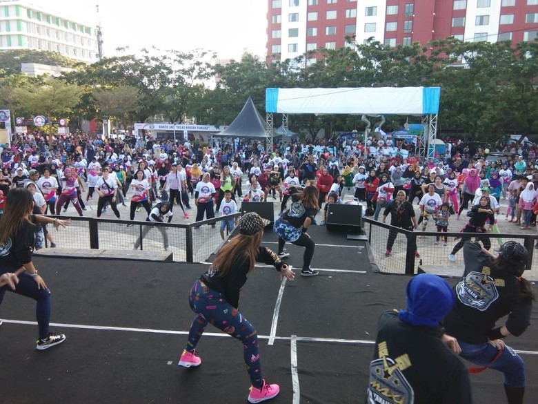 CFD Makassar, Emak-emak Zumba Bareng di Pantai Losari CFD Makassar, Emak-emak Zumba Bareng di Pantai Losari
