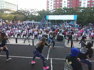 CFD Makassar, Emak-emak Zumba Bareng di Pantai Losari