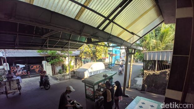 Kesejukan Kebaktian di Depan Masjid Tuai Pujian