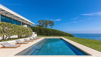 Rumah yang berlokasi di kawasan elit Beverly Hills, Los Angeles itu, sebelumnya dimiliki oleh mantan CEO Dreamworks, Jeffrey Katzenberg. Transaksi senilai USD 125 juta tercatat sebagai jumlah penjualan terbesar ketiga di negara bagian California sepanjang masa. Foto: Istimewa/Variety/Westside Estate Agency.