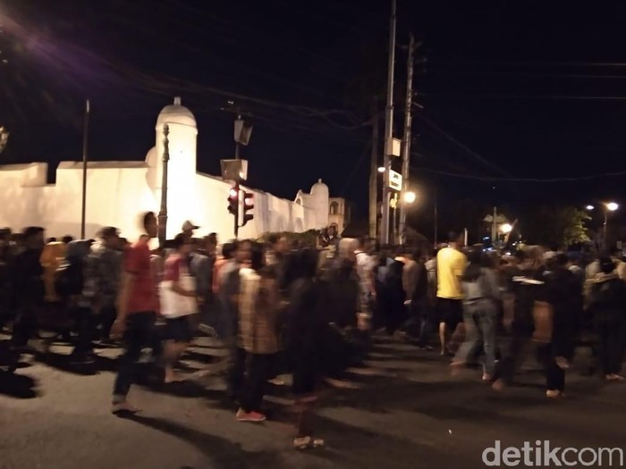 Ribuan warga mengikuti ritual mubeng beteng keraton memperingati 1 Sura 1953 berdasarkan kalender Jawa, (1/9/2019).