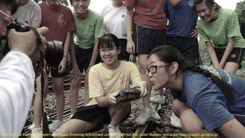 Sebenarnya foto ini aslinya berwarna hitam putih, namun oleh si fotografer foto ini dibuat teknik garis-garis diagonal khusus sehingga menimbulkan kesan warna bagi yang melihatnya. (Foto: Brightside)