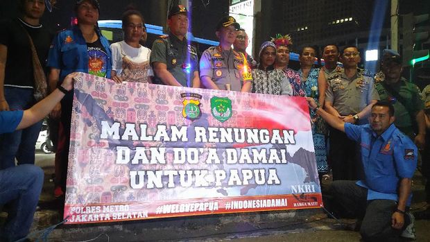 Doa untuk Damai Papua, Polisi-Artis Papua Nyanyi dan Bagi-bagi Bunga