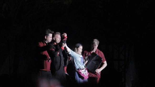 Bikin Iri! Perempuan Ini Diajak Manggung Westlife di Semarang