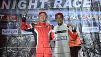 Haridarma, Alvin dan Avila pun naik podium sesuai posisi mereka. Tapi, apa yang terjadi setelah pemeriksaan kendaraan usai lomba, mobil Haridarma tak sesuai regulasi ISSOM. Alhasil, Haridarma pun didiskualifikasi sehingga pihak panitia ISSOM pun menyatakan kalau posisi Alvin naik sebagai juara diikuti Avila di tempat kedua dan Dede di posisi ketiga. Alvin lah yang berhak menerima trofi dari PP IMI Award di akhir musim nanti setelah ia mengulang sukses tahun lalu. Foto: dok. HRI