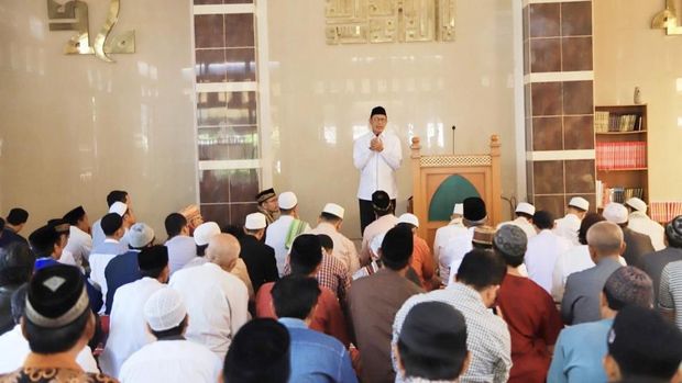 Kesejukan Kebaktian di Depan Masjid Tuai Pujian