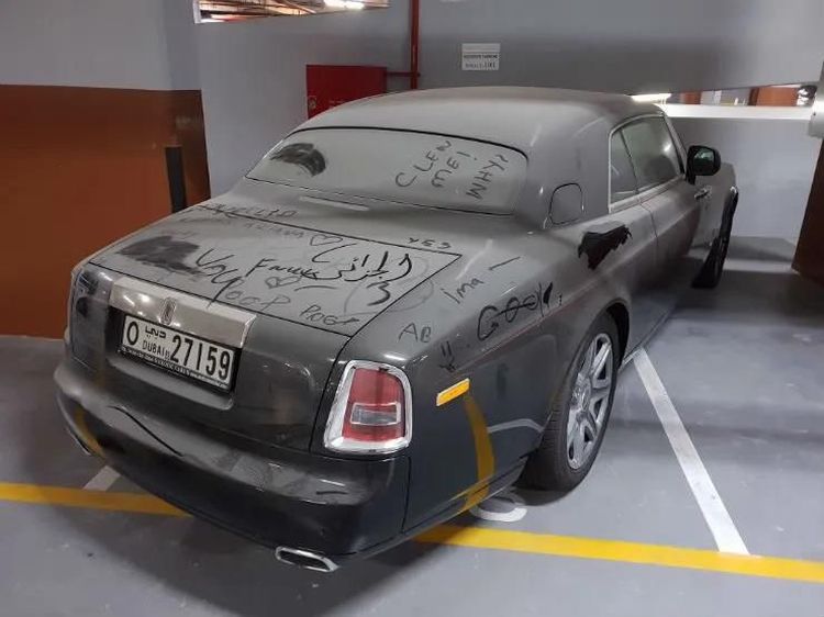 Sayang Banget! Mobil Sekelas Rolls-Royce Dicuekin di Dubai
