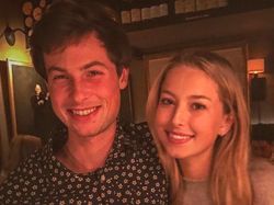 Putri Cantik Steve Jobs Pamer Kemesraan dengan Pacarnya