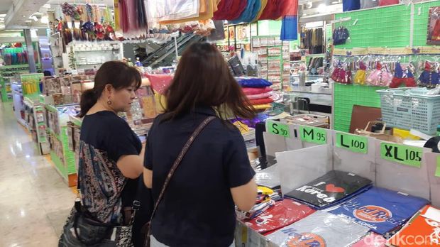 Thalia saat melayani pelanggan