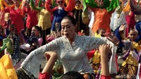 Pantauan detikcom Minggu (1/9/2019) sekitar pukul 08.00 WIB, ratusan perempuan nampak telah bersiap untuk mengikuti acara yang digagas oleh Indonesia.ID dan Rumpun Indonesia. Mereka begitu antusias dan penuh semangat.