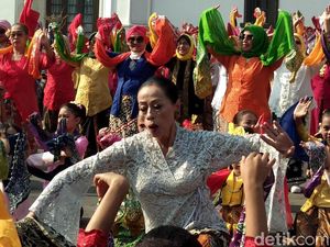 700 Perempuan Menari Kolosal Ketuk Tilu di Gedung Sate