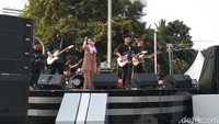 Konser di Stage 3 dibuka pukul 16.30 WIB dengan mendatangkan Wika Salim dan Kanda Brother. (Elmy Tasya Khairally/detikcom)